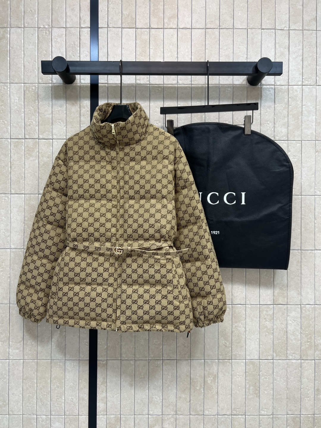 NO:568004,Comes with dust bag. G Home 25 new style. Double G jacquard stand collar down jacket. Great tool for walking in cold winter. Warm and not bulky. Fully printed double G jacquard fabric. Low-key yet luxurious. National standard 90 velvet filling. High fluffy and full. Comfortable and warm small stand-up collar. Paired with Double G metal logo belt to tighten the waist. The details are in place. Complete with three standards and dust bag. Three colors and three codes. S-M-L,,gucci,down  jacket,alexander wang19860909配防尘袋 G家 25秋冬新款 双G提花立领羽绒服 寒冬行走的利器 保暖不臃肿 满印双G提花面料 低调又不失奢华感 国标90绒填充 高蓬松高饱满 舒适保暖小立领 搭配双G金属logo腰带收腰 细节做工都很位 三标齐全配防尘袋 三色三码 S-M-L,,gucci,down jacket,alexander wang,Women's clothing