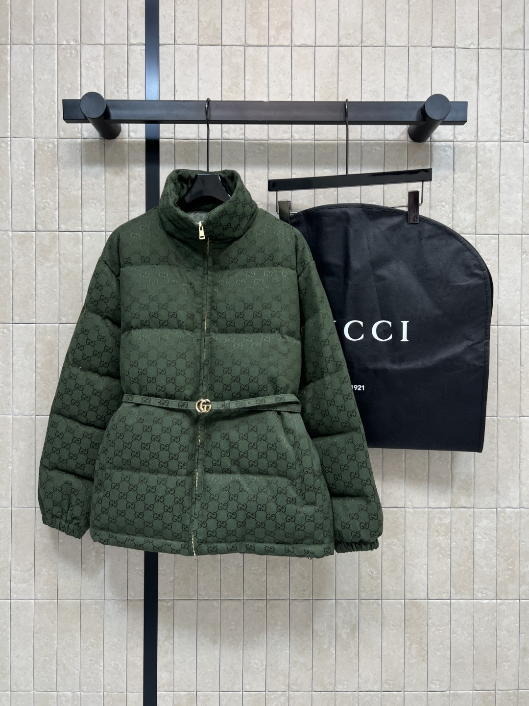 NO:568013,Equipped with dust bag G Home 25 new style Double G jacquard stand collar down jacket A great tool for walking in cold winters Warm and not bulky All-over printed double G jacquard fabric Low-key yet luxurious Feeling of national standard 90 velvet filling High fluffy and full Comfortable and warm small stand-up collar Paired with Double G metal logo belt to tighten the waist Details and workmanship are in place Complete with three standards and dust bag Three colors and three codes S-M-L6,,gucci,down  jacket,alexander wang19860909配防尘袋 G家 25秋冬新款 双G提花立领羽绒服 寒冬行走的利器 保暖不臃肿 满印双G提花面料 低调又不失奢华感 国标90绒填充 高蓬松高饱满 舒适保暖小立领 搭配双G金属logo腰带收腰 细节做工都很位 三标齐全配防尘袋 三色三码 S-M-L6,,gucci,down jacket,alexander wang,Women's clothing