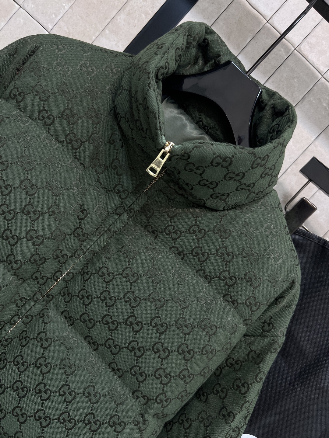 G家 25秋冬新款 双G提花立领羽绒服 寒冬行走的利器 保暖不臃肿 满印双G提花面料 低调又不失奢华感 