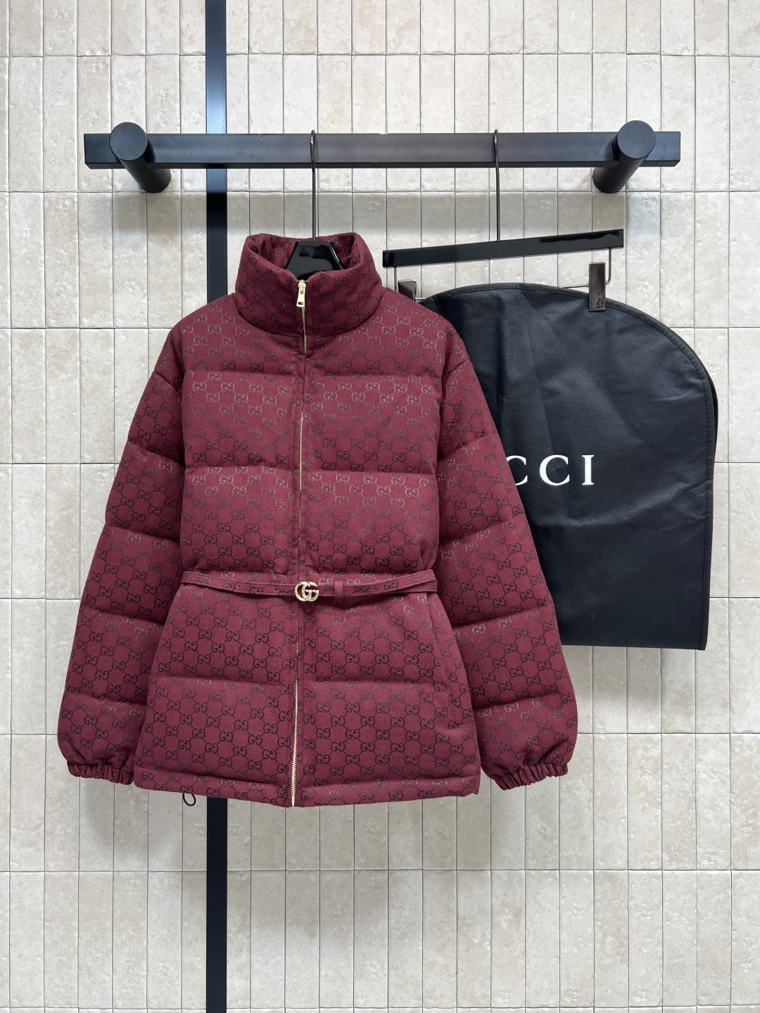 NO:568022,Comes with dust bag. G Home 25 new style. Double G jacquard stand collar down jacket. Great tool for walking in cold winter. Warm and not bulky. Fully printed double G jacquard fabric. Low-key yet luxurious. National standard 90 velvet filling. High fluffy and full. Comfortable and warm small stand-up collar. Paired with Double G metal logo belt to tighten the waist. The details are in place. Complete with three standards and dust bag. Three colors and three codes. S-M-L,,gucci,down  jacket,alexander wang19860909配防尘袋 G家 25秋冬新款 双G提花立领羽绒服 寒冬行走的利器 保暖不臃肿 满印双G提花面料 低调又不失奢华感 国标90绒填充 高蓬松高饱满 舒适保暖小立领 搭配双G金属logo腰带收腰 细节做工都很位 三标齐全配防尘袋 三色三码 S-M-L,,gucci,down jacket,alexander wang,Women's clothing