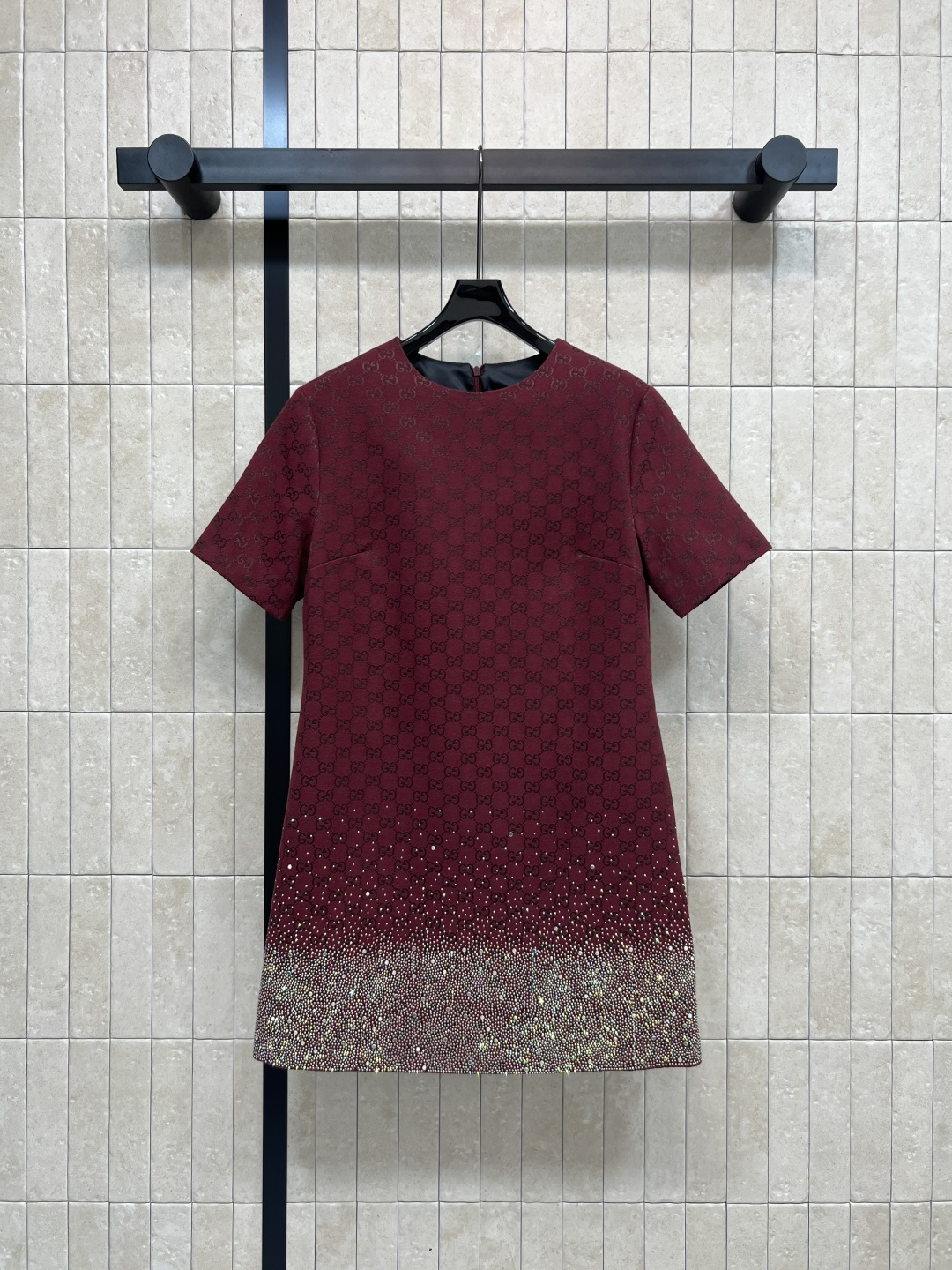 NO:568029,G Home 25 new autumn and winter style Double G jacquard hot-drilled short-sleeved dress. Customized YB imported double G jacquard fabric. High-end and crisp texture. Available in green and burgundy. Round neck, short-sleeved, straight version. Slimming and layered. Heavy rhinestones on the hem. Sparkling when viewed up close. Gradient luster when viewed from a distance. Full of sweet and cool style!  Back zipper design makes it super easy to put on and take off. Pair it with fur or jacket in autumn and winter. It can directly add aura. It is a fashionable must-have item. Available in two colors and three sizes. S-M-L-XL, gucci, skirts, jackets & coats, T-shirt, alexander wang19860909G家 25秋冬新款 双G提花烫钻短袖连衣裙 定制YB进口双G提花面料 质感高级挺括 绿色和酒红色可选 圆领短袖直筒版型 显瘦又有层次感 衣摆重工烫钻 近看闪耀,两远看渐变光泽 甜酷风满满！后背拉链设计 穿脱超方便 秋冬搭配皮草或外套 气场直接拉满 是时尚必备单品两色三码 S-M-L-XL,,gucci,skirts,jackets & coats,T-shirt,alexander wang,Women's clothing