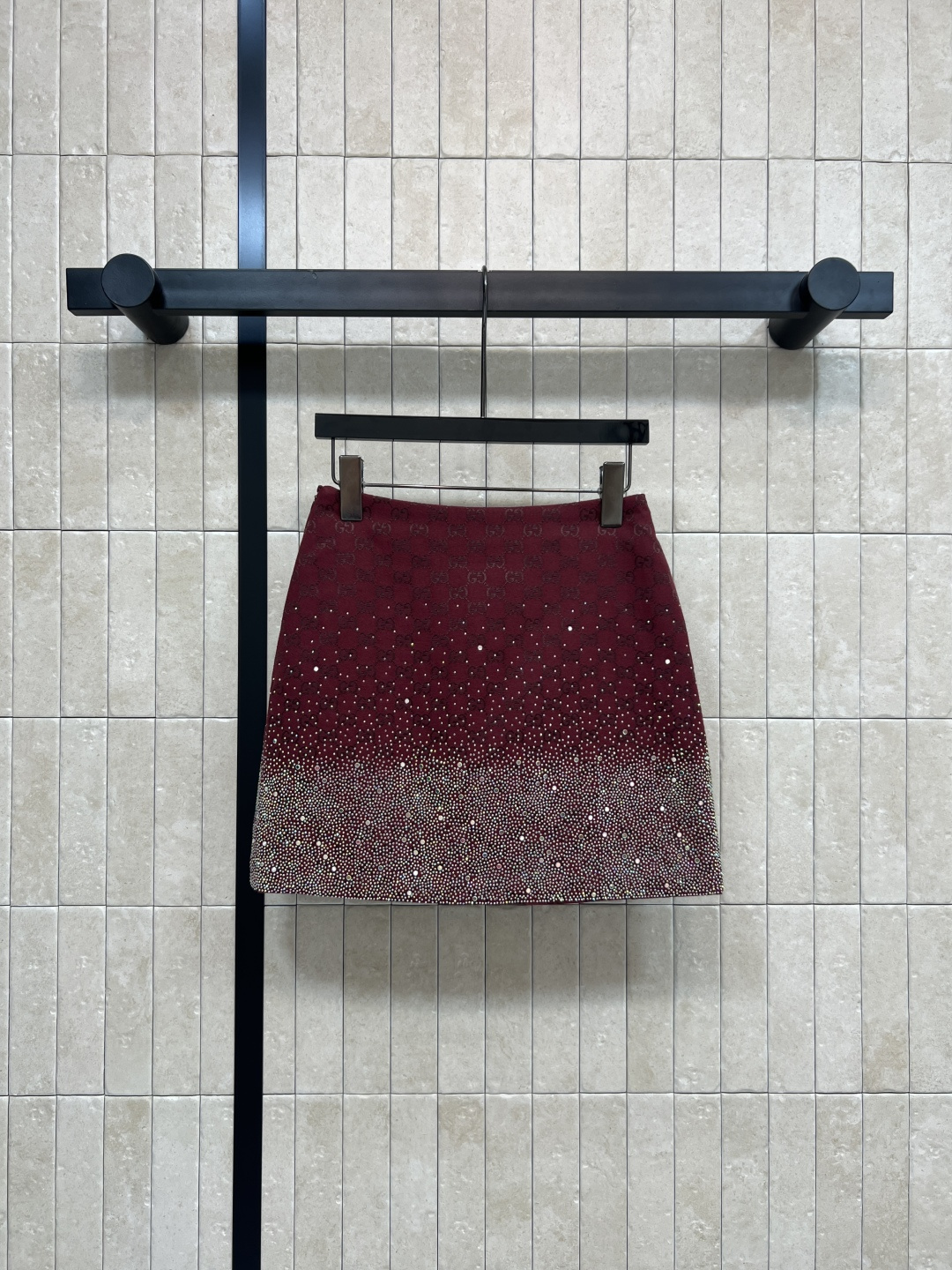 NO:568037,G Home 25 new autumn and winter style Double G jacquard hot diamond skirt Customized YB imported double G jacquard fabric High-end and crisp texture Available in green and burgundy Quilted lining The skirt is embellished with heavy hot diamonds Sparkling from close up Gradient luster from a distance Full of layering High-waisted A-line hip design Waist and leg length Super fashionable when paired with jackets from the same series or simple tops A must-have for autumn and winter wear Elegant and individual Easily create your own look Two colors and four sizes  S-M-L-XL,,gucci,skirts,jackets & coats,alexander wang19860909G家 25秋冬新款 双G提花烫钻短裙 定制YB进口双G提花面料 质感高级挺括 绿色和酒红色可选 内衬绗缝 裙摆点缀重工烫钻 近看闪耀 远看渐变光泽 层次感满满 高腰A字包臀设计 收腰显腿长 搭配同系列外套或简约上衣都超时髦 秋冬穿搭必备 优雅又有个性 轻松打造专属造型感两色四码 S-M-L-XL,,gucci,skirts,jackets & coats,alexander wang,Women's clothing