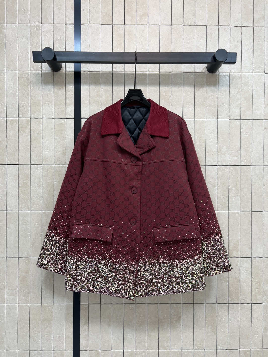 NO:568043,G Home 25 new styles for autumn and winter. Double G jacquard hot diamond suit and cotton jacket. Customized YB imported double G jacquard fabric. High-grade and crisp texture. Available in green and burgundy. Quilted lining. Super warm in autumn and winter!  The lapel is loose and neatly cut, making it easy to wear for both commuting and leisure. Pair it with a skirt or trousers of the same color. It is elegant and personalized. Two colors and four sizes. S-M-L-XL,,gucci,skirts,jackets & coats,business suit,alexander wang19860909G家 25秋冬新款 双G提花烫钻西装棉服外套 定制YB进口双G提花面料 质感高级挺括 绿色和酒红色可选 内衬绗缝 秋冬穿超保暖！翻领宽松剪裁利落 通勤休闲都能轻松驾驭 搭配同色系裙装或裤装 优雅又有个性 两色四码 S-M-L-XL,,gucci,skirts,jackets & coats,business suit,alexander wang,Women's clothing