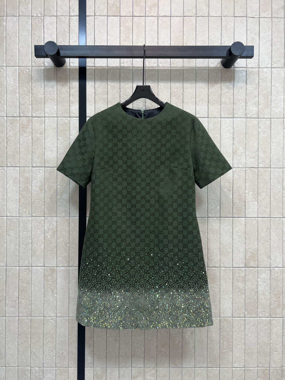 NO:568051,G Home 25 new autumn and winter style Double G jacquard hot-drilled short-sleeved dress. Customized YB imported double G jacquard fabric. High-end and crisp texture. Available in green and burgundy. Round neck, short-sleeved, straight version. Slimming and layered. Heavy rhinestones on the hem. Sparkling when viewed up close. Gradient luster when viewed from a distance. Full of sweet and cool style!  Back zipper design makes it super easy to put on and take off. Pair it with fur or jacket in autumn and winter. It can directly add aura. It is a fashionable must-have item. Available in two colors and three sizes. S-M-L-XL, gucci, skirts, jackets & coats, T-shirt, alexander wang19860909G家 25秋冬新款 双G提花烫钻短袖连衣裙 定制YB进口双G提花面料 质感高级挺括 绿色和酒红色可选 圆领短袖直筒版型 显瘦又有层次感 衣摆重工烫钻 近看闪耀,两远看渐变光泽 甜酷风满满！后背拉链设计 穿脱超方便 秋冬搭配皮草或外套 气场直接拉满 是时尚必备单品两色三码 S-M-L-XL,,gucci,skirts,jackets & coats,T-shirt,alexander wang,Women's clothing