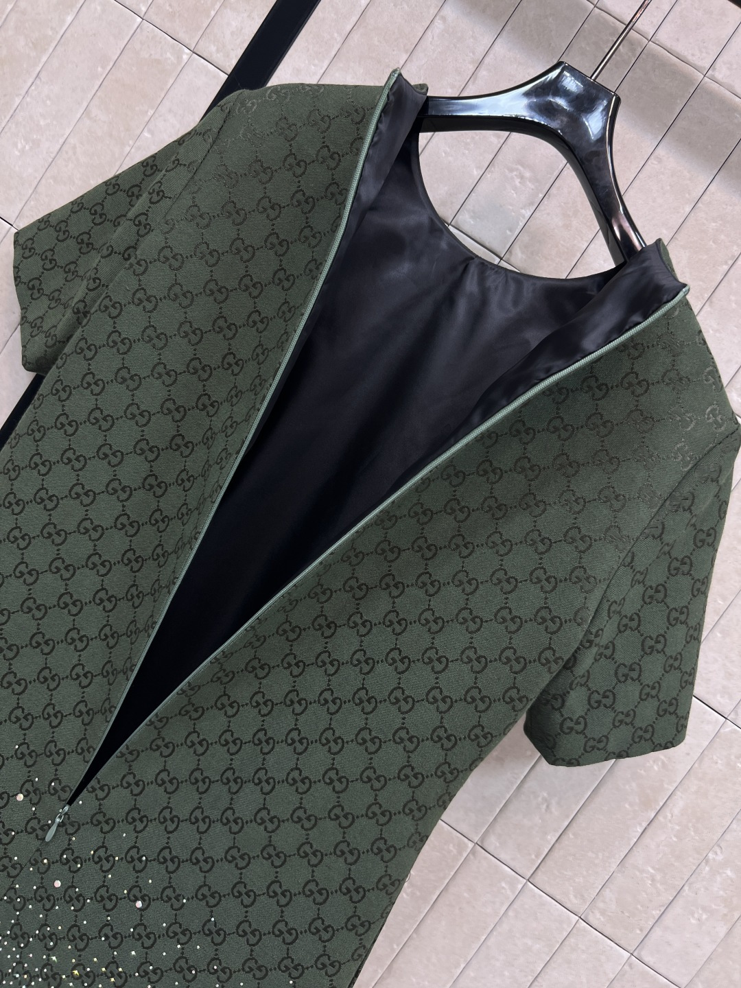 G家 25秋冬新款 双G提花烫钻短袖连衣裙 定制YB进口双G提花面料 质感高级挺括 绿色和酒红色可选 圆