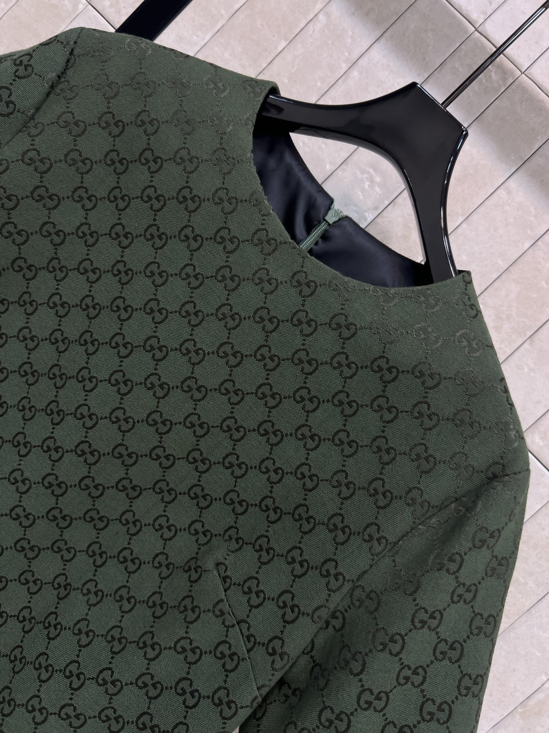 G家 25秋冬新款 双G提花烫钻短袖连衣裙 定制YB进口双G提花面料 质感高级挺括 绿色和酒红色可选 圆