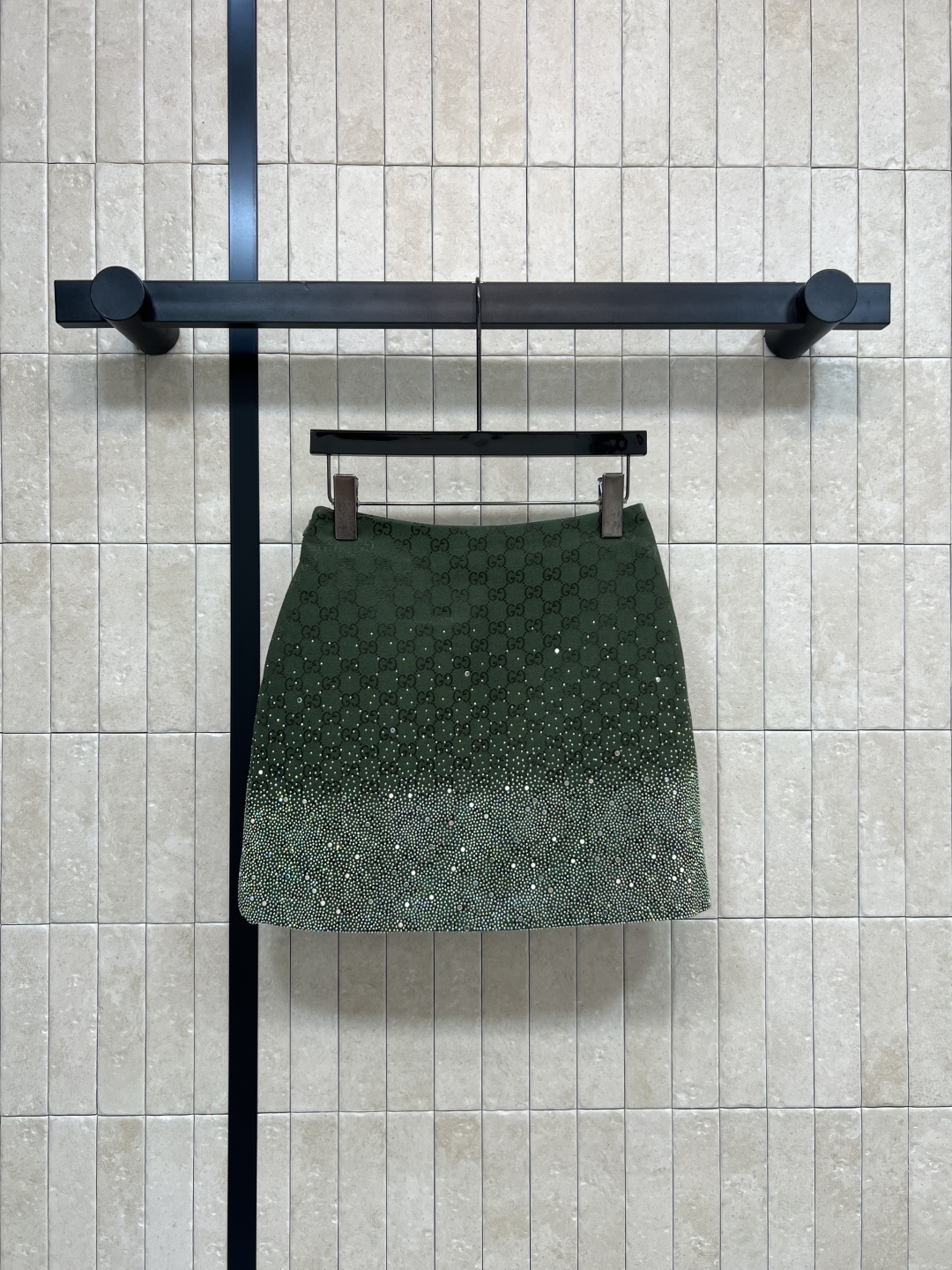 NO:568065,G Home 25 new autumn and winter style Double G jacquard hot diamond skirt Customized YB imported double G jacquard fabric High-end and crisp texture Available in green and burgundy Quilted lining The skirt is embellished with heavy hot diamonds Sparkling from close up Gradient luster from a distance Full of layering High-waisted A-line hip design Waist and leg length Super fashionable when paired with jackets from the same series or simple tops A must-have for autumn and winter wear Elegant and individual Easily create your own look Two colors and four sizes  S-M-L-XL,,gucci,skirts,jackets & coats,alexander wang19860909G家 25秋冬新款 双G提花烫钻短裙 定制YB进口双G提花面料 质感高级挺括 绿色和酒红色可选 内衬绗缝 裙摆点缀重工烫钻 近看闪耀 远看渐变光泽 层次感满满 高腰A字包臀设计 收腰显腿长 搭配同系列外套或简约上衣都超时髦 秋冬穿搭必备 优雅又有个性 轻松打造专属造型感两色四码 S-M-L-XL,,gucci,skirts,jackets & coats,alexander wang,Women's clothing