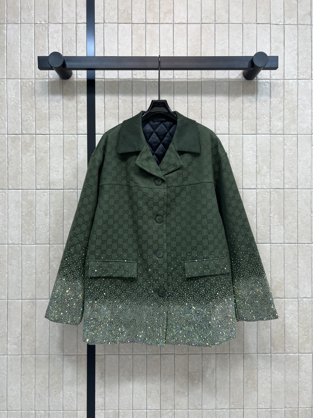 NO:568059,, 410G Home 25 new autumn and winter style Double G jacquard hot diamond suit and cotton jacket. Customized YB imported double G jacquard fabric. High-grade and crisp texture. Available in green and burgundy. Quilted lining. Super warm for autumn and winter!  The lapel is loose and neatly cut, making it easy to wear for both commuting and leisure. Pair it with a skirt or trousers of the same color. It is elegant and personalized. Two colors and four sizes. S-M-L-XL,,gucci,skirts,jackets & coats,business suit,alexander wang19860909,410G家 25秋冬新款 双G提花烫钻西装棉服外套 定制YB进口双G提花面料 质感高级挺括 绿色和酒红色可选 内衬绗缝 秋冬穿超保暖！翻领宽松剪裁利落 通勤休闲都能轻松驾驭 搭配同色系裙装或裤装 优雅又有个性 两色四码 S-M-L-XL,,gucci,skirts,jackets & coats,business suit,alexander wang,Women's clothing