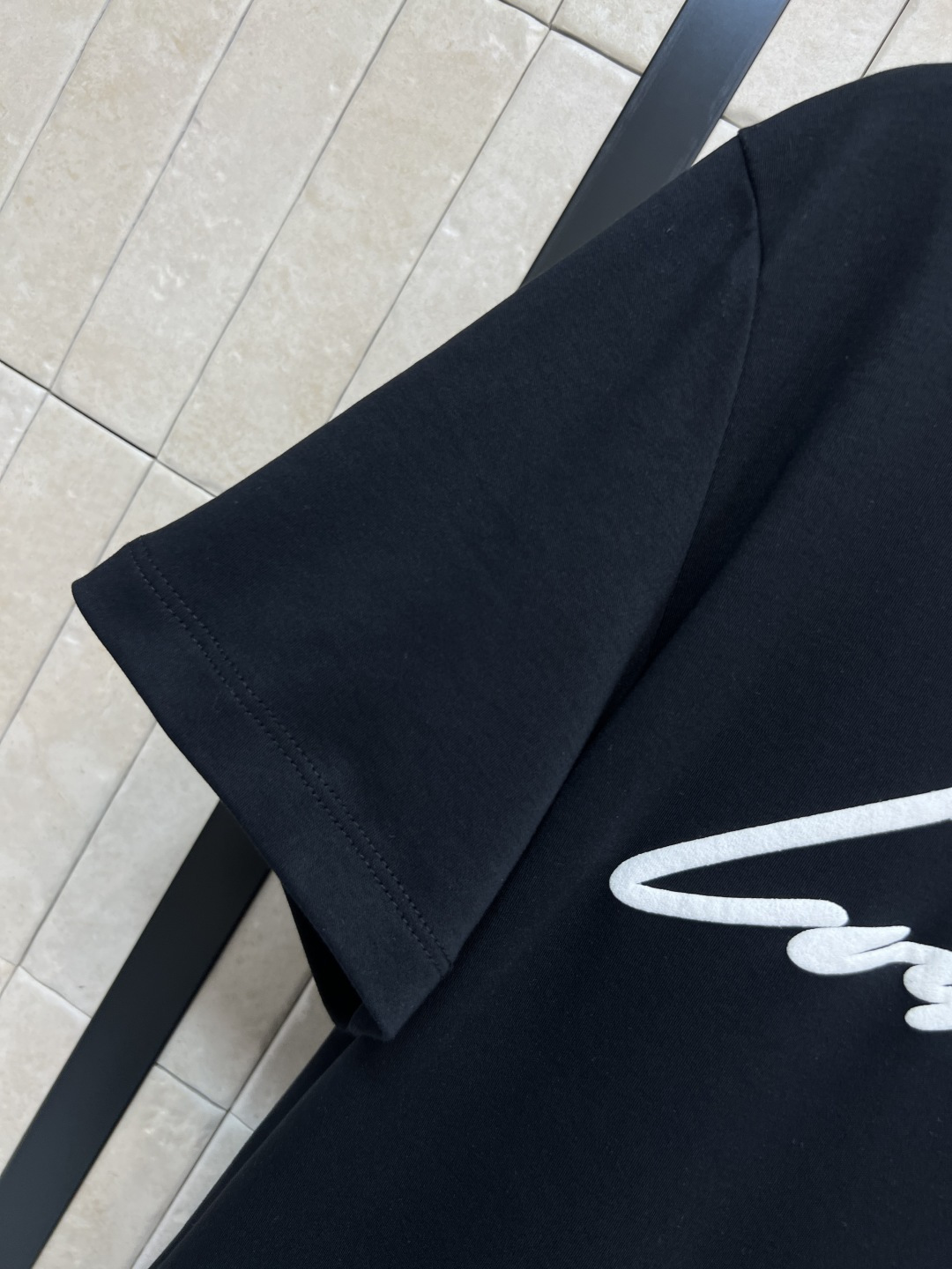 L家 25秋冬新款 logo刺绣黑色短袖T恤 胸前白色刺绣Logo 简约又有辨识度 高品质棉料 柔软舒适