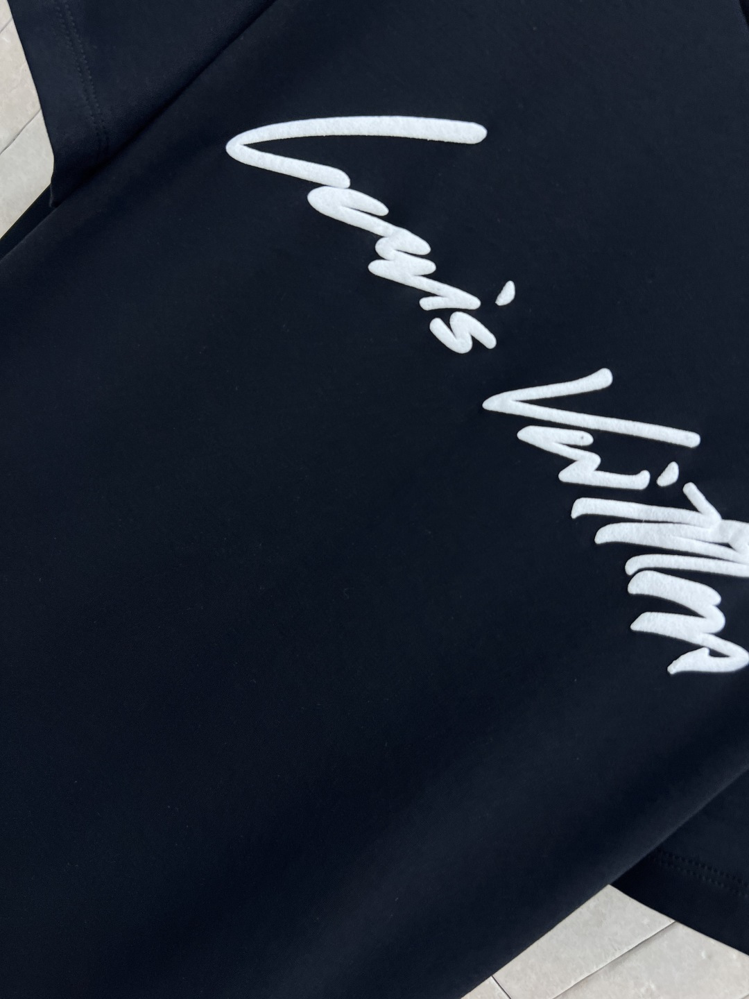 L家 25秋冬新款 logo刺绣黑色短袖T恤 胸前白色刺绣Logo 简约又有辨识度 高品质棉料 柔软舒适