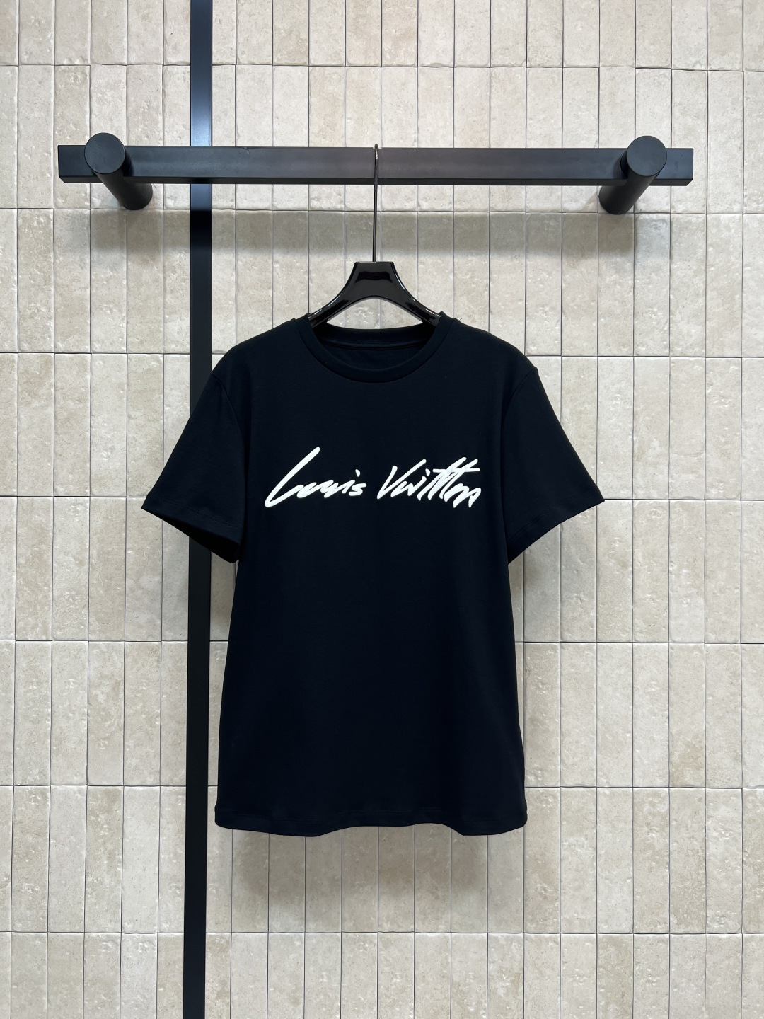 NO:568072,L's new autumn and winter 25 black short-sleeved T-shirt with logo embroidery and white embroidered logo on the chest. Simple and recognizable. High-quality cotton material. Soft and comfortable. Loose fit. It accommodates a variety of body types. It's OK for daily wear or couple wear!  Genderless design, casual street style can be easily controlled. A must-have item in spring and summer ~ match with jeans, casual pants or shorts, casual and stylish, easy to get fashionable!  One color and three codes SML,,louis vuitton,shorts,jeans,T-shirt,tees,t-shirt,alexander wang19860909L家 25秋冬新款 logo刺绣黑色短袖T恤 胸前白色刺绣Logo 简约又有辨识度 高品质棉料 柔软舒适 宽松版型 包容多种身材 日常穿搭或情侣装都很OK！无性别设计 休闲街头风都能轻松驾驭 春夏季节必备单品～搭配牛仔裤、休闲裤或短裤 随性又有型 轻松get时髦感！一色三码 SML,,louis vuitton,shorts,jeans,T-shirt,tees，t-shirt,alexander wang,Women's clothing