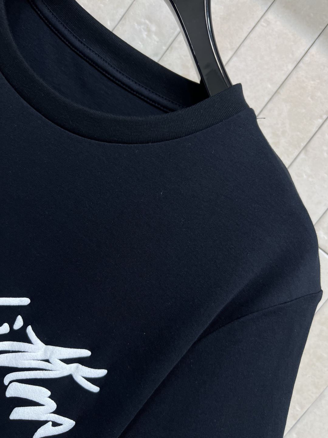 L家 25秋冬新款 logo刺绣黑色短袖T恤 胸前白色刺绣Logo 简约又有辨识度 高品质棉料 柔软舒适