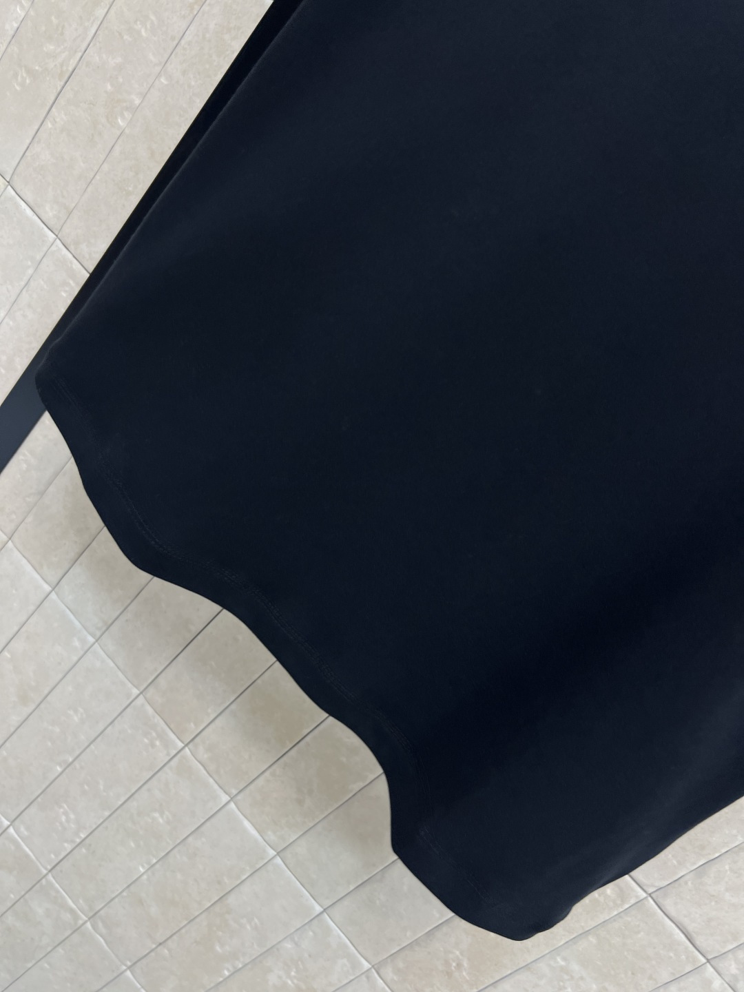 L家 25秋冬新款 logo刺绣黑色短袖T恤 胸前白色刺绣Logo 简约又有辨识度 高品质棉料 柔软舒适