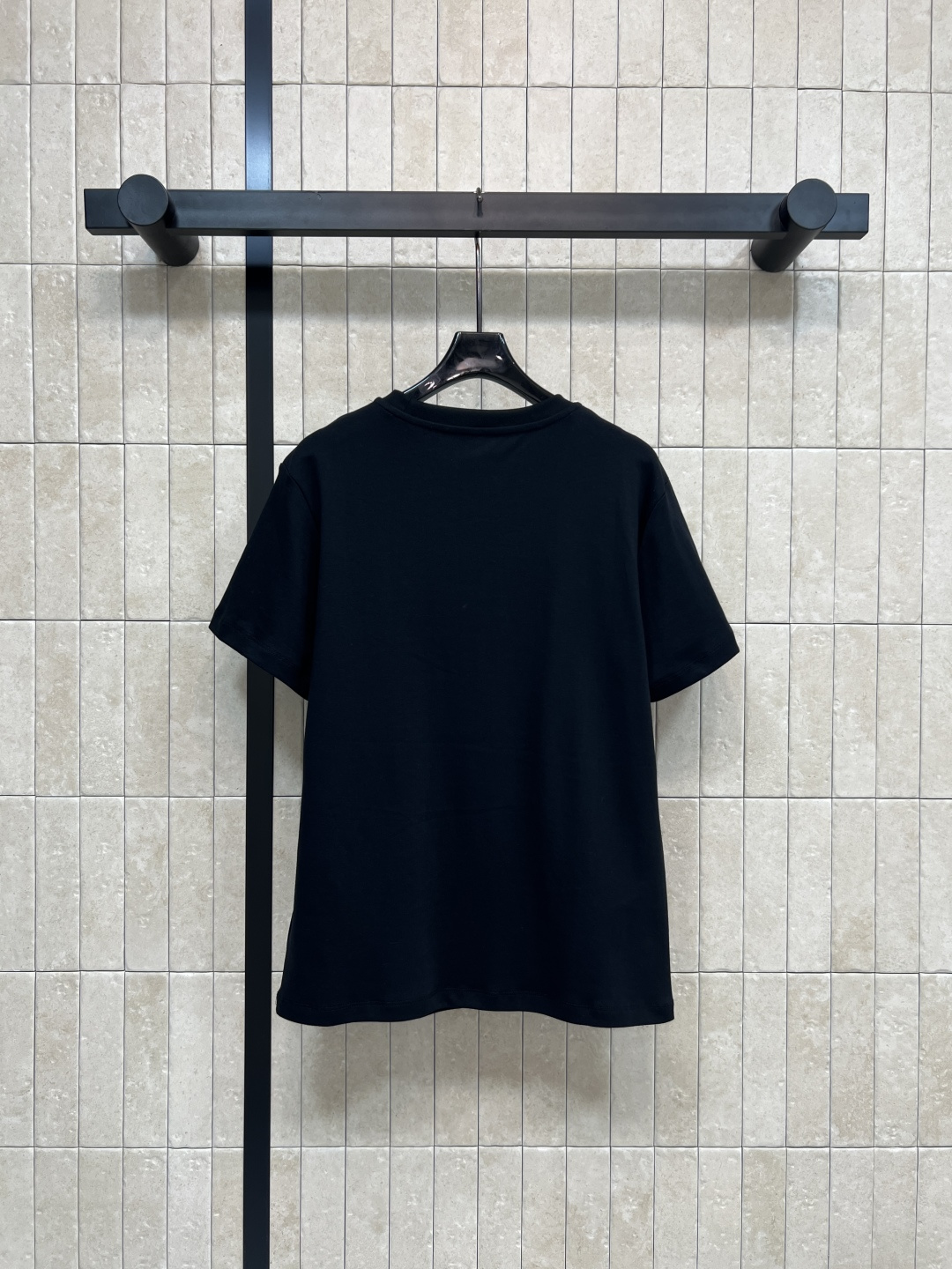 L家 25秋冬新款 logo刺绣黑色短袖T恤 胸前白色刺绣Logo 简约又有辨识度 高品质棉料 柔软舒适