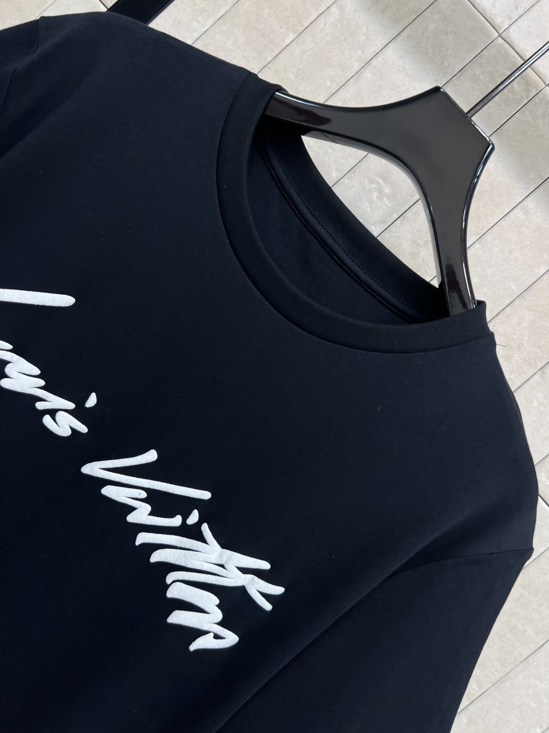 L家 25秋冬新款 logo刺绣黑色短袖T恤 胸前白色刺绣Logo 简约又有辨识度 高品质棉料 柔软舒适