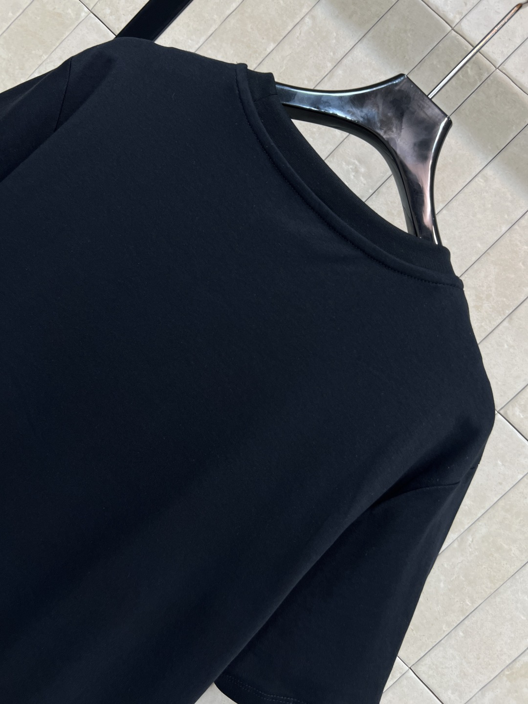 L家 25秋冬新款 logo刺绣黑色短袖T恤 胸前白色刺绣Logo 简约又有辨识度 高品质棉料 柔软舒适