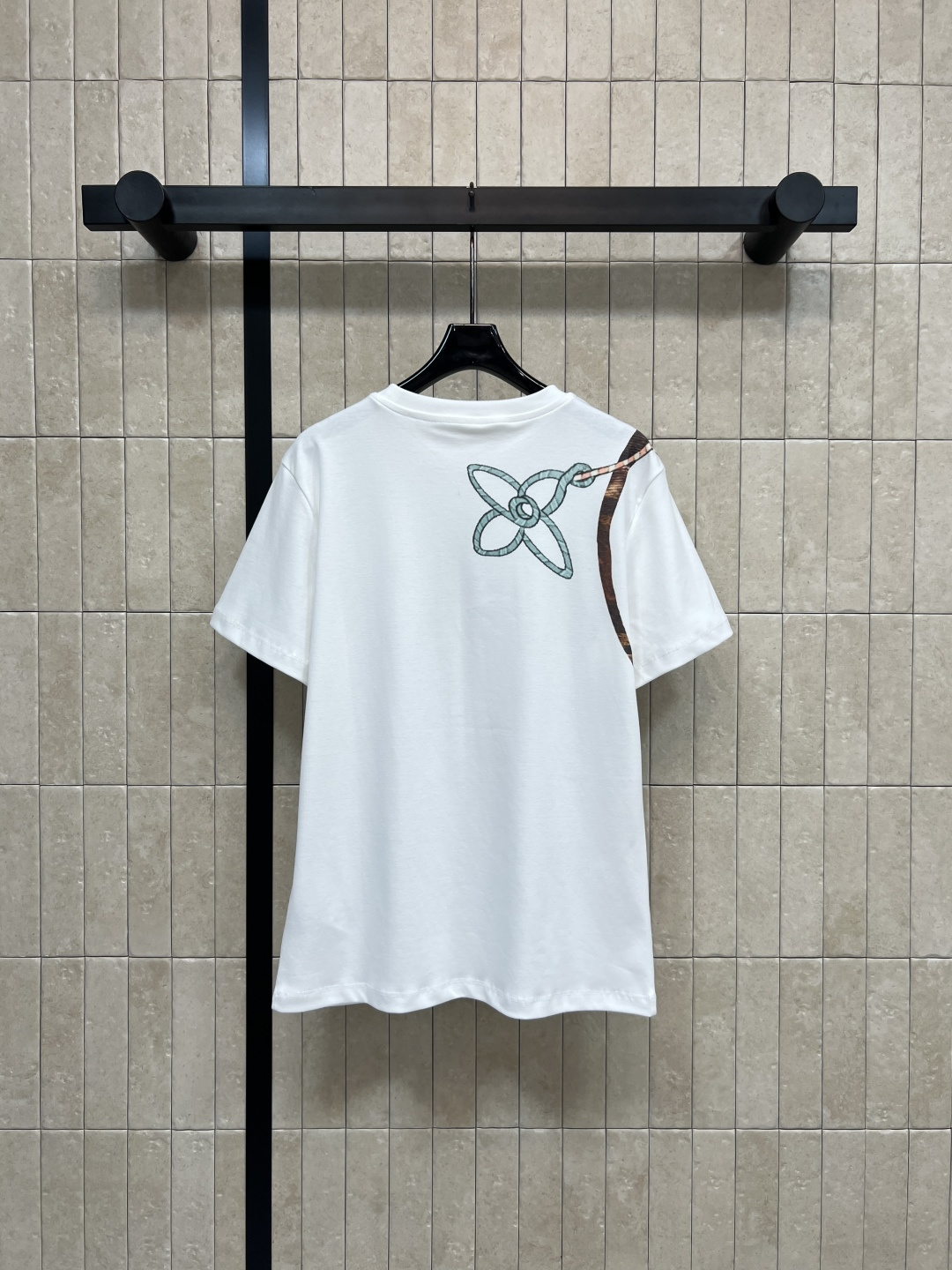 L家 25秋冬新款 包包图案白色T恤 经典圆领柔软棉质 夏天穿超舒服！正面Monogram老花链条包印花