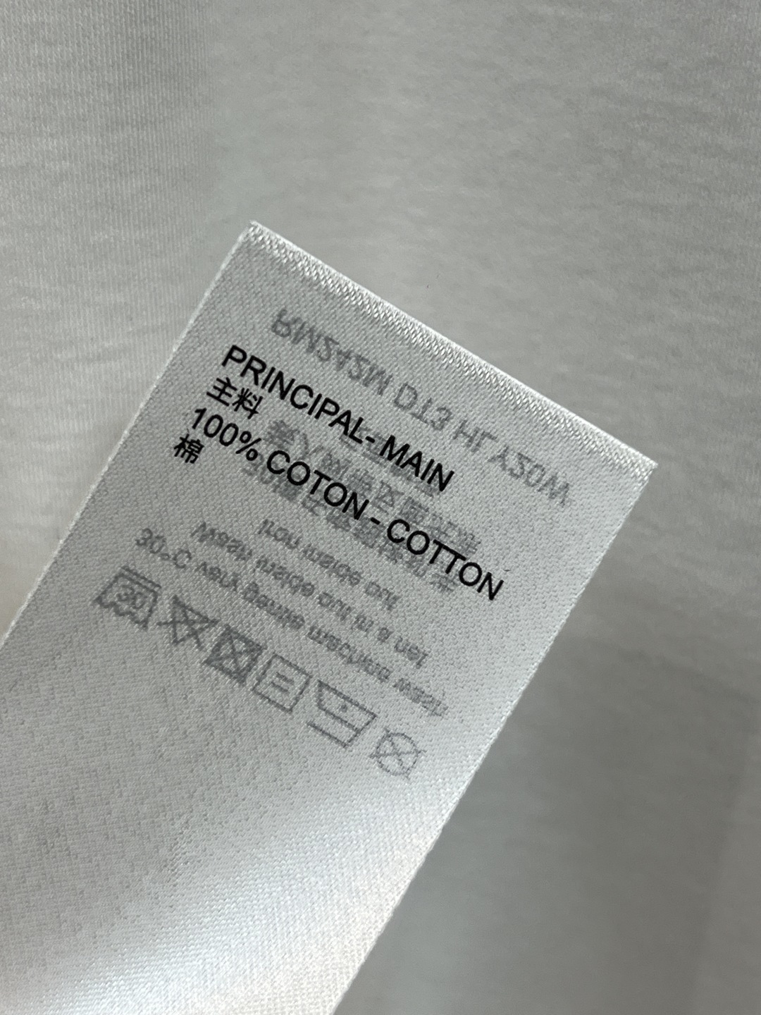 L家 25秋冬新款 包包图案白色T恤 经典圆领柔软棉质 夏天穿超舒服！正面Monogram老花链条包印花