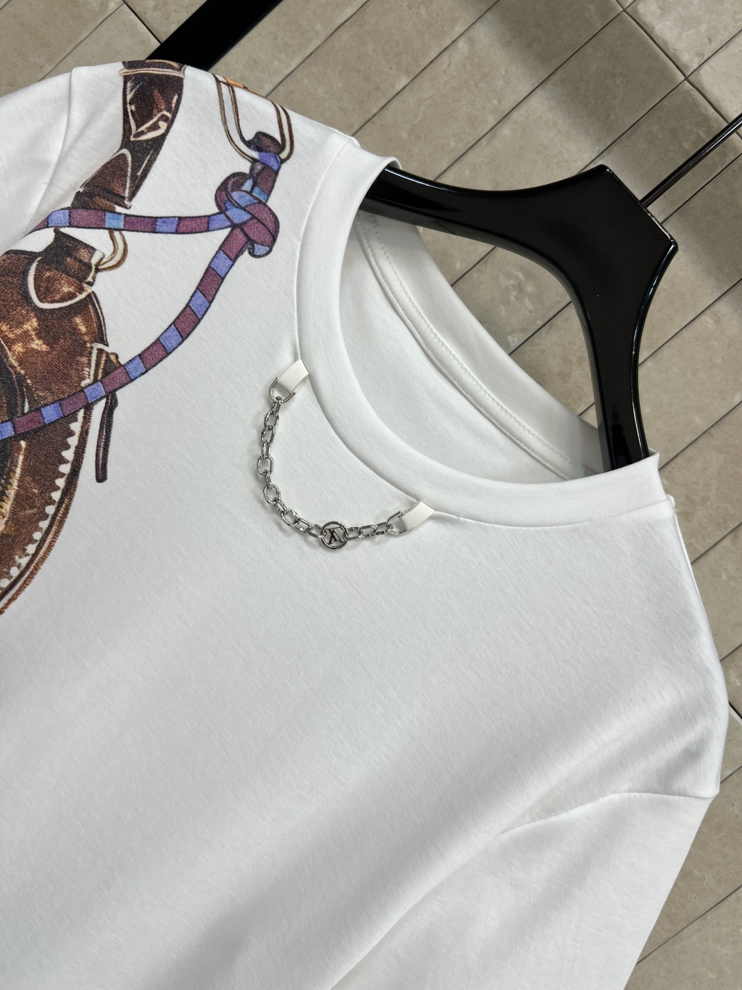 L家 25秋冬新款 包包图案白色T恤 经典圆领柔软棉质 夏天穿超舒服！正面Monogram老花链条包印花