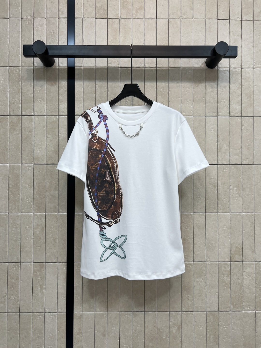 NO:568045,L's new autumn and winter 25 bag pattern white T-shirt, classic round neck, soft cotton, super comfortable to wear in summer!  Monogram presbyopic chain bag print on the front. Simple and brand-like. Can be worn for daily casual wear. Very fashionable with jeans or skirts. Three sizes in one color. SML, Louis Vuitton, skirts, jeans, tees, t-shirt, alexander wang19860909L家 25秋冬新款 包包图案白色T恤 经典圆领柔软棉质 夏天穿超舒服！正面Monogram老花链条包印花 简约又有品牌感 日常休闲都能穿 搭牛仔裤或半身裙都很时髦 一色三码 SML,,louis vuitton,skirts,jeans,tees，t-shirt,alexander wang,Women's clothing