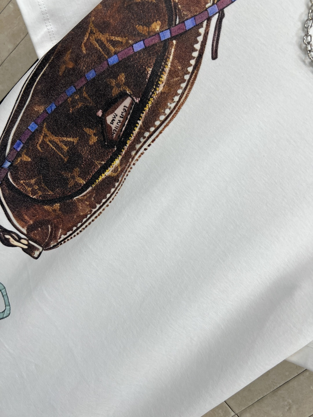 L家 25秋冬新款 包包图案白色T恤 经典圆领柔软棉质 夏天穿超舒服！正面Monogram老花链条包印花