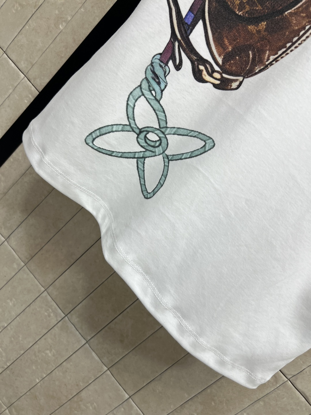 L家 25秋冬新款 包包图案白色T恤 经典圆领柔软棉质 夏天穿超舒服！正面Monogram老花链条包印花