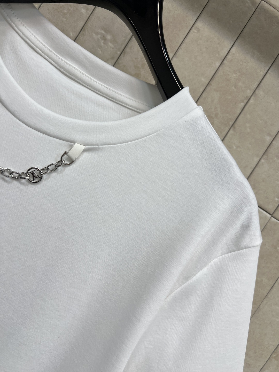 L家 25秋冬新款 包包图案白色T恤 经典圆领柔软棉质 夏天穿超舒服！正面Monogram老花链条包印花