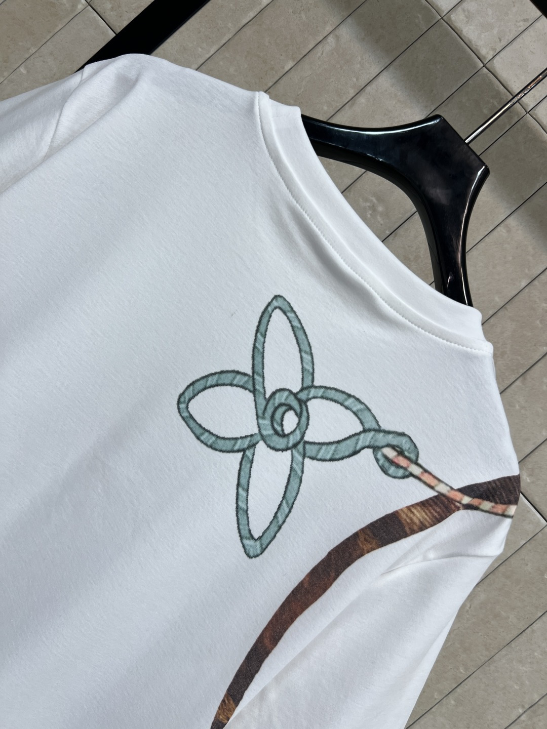 L家 25秋冬新款 包包图案白色T恤 经典圆领柔软棉质 夏天穿超舒服！正面Monogram老花链条包印花