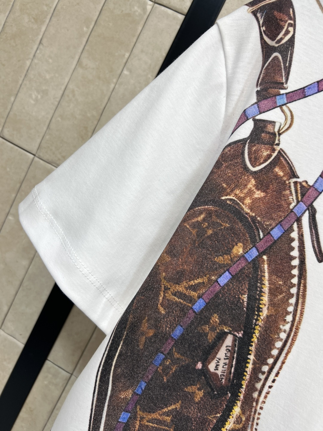 L家 25秋冬新款 包包图案白色T恤 经典圆领柔软棉质 夏天穿超舒服！正面Monogram老花链条包印花