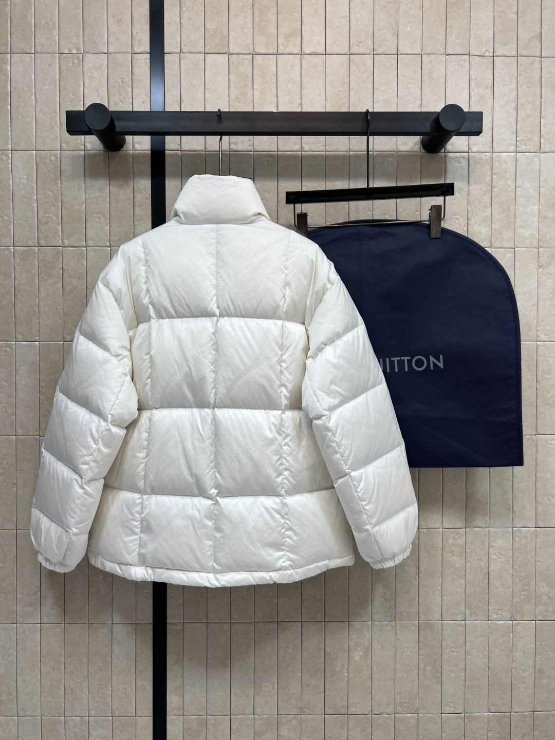 L家 25秋冬新款 老花皮扣立领羽绒服 定制细格纹面料内里国标90绒填充 轻盈又保暖滋 实用又有型 经典