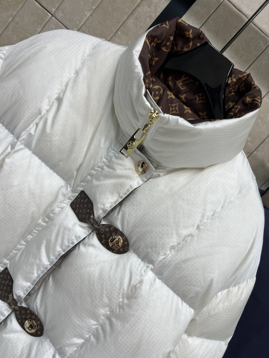 L家 25秋冬新款 老花皮扣立领羽绒服 定制细格纹面料内里国标90绒填充 轻盈又保暖滋 实用又有型 经典