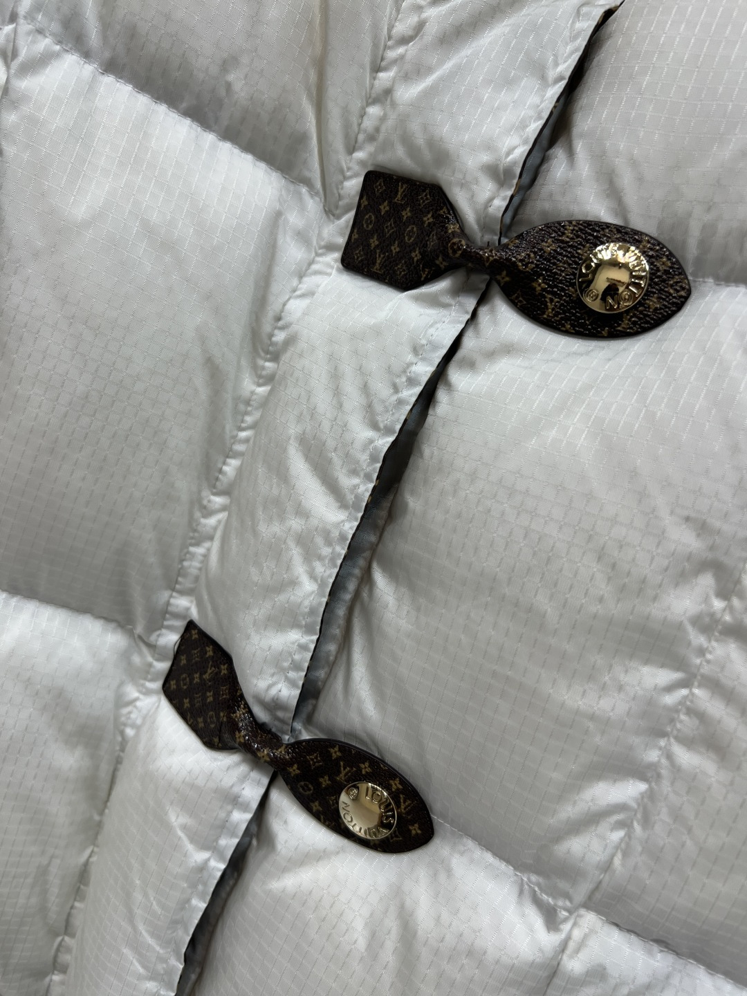 L家 25秋冬新款 老花皮扣立领羽绒服 定制细格纹面料内里国标90绒填充 轻盈又保暖滋 实用又有型 经典