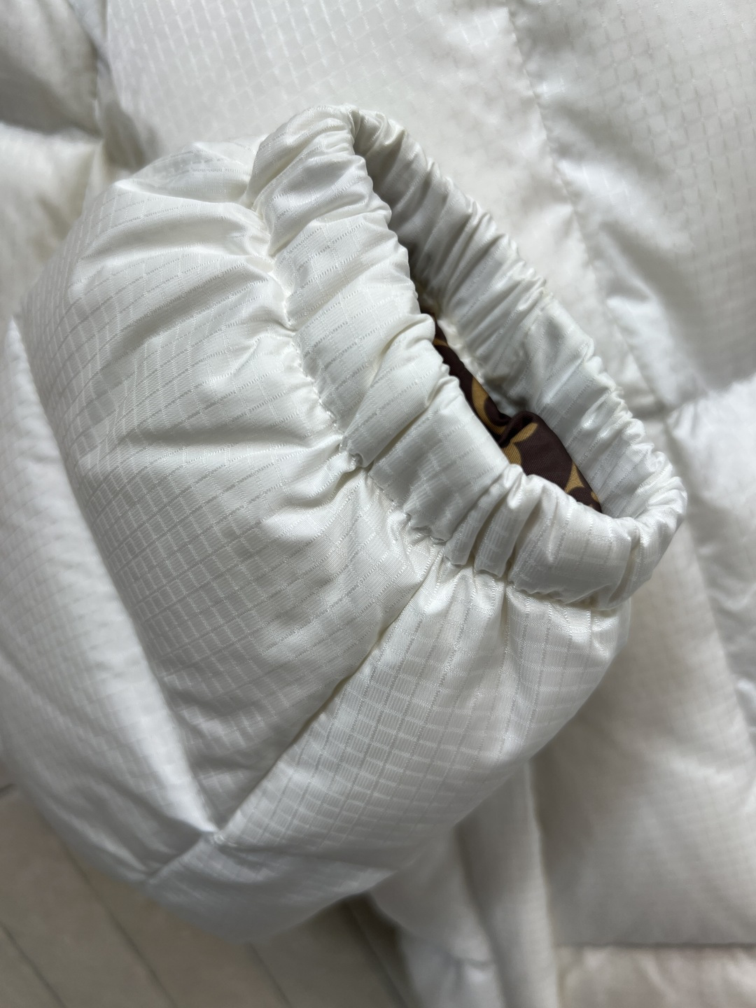 L家 25秋冬新款 老花皮扣立领羽绒服 定制细格纹面料内里国标90绒填充 轻盈又保暖滋 实用又有型 经典