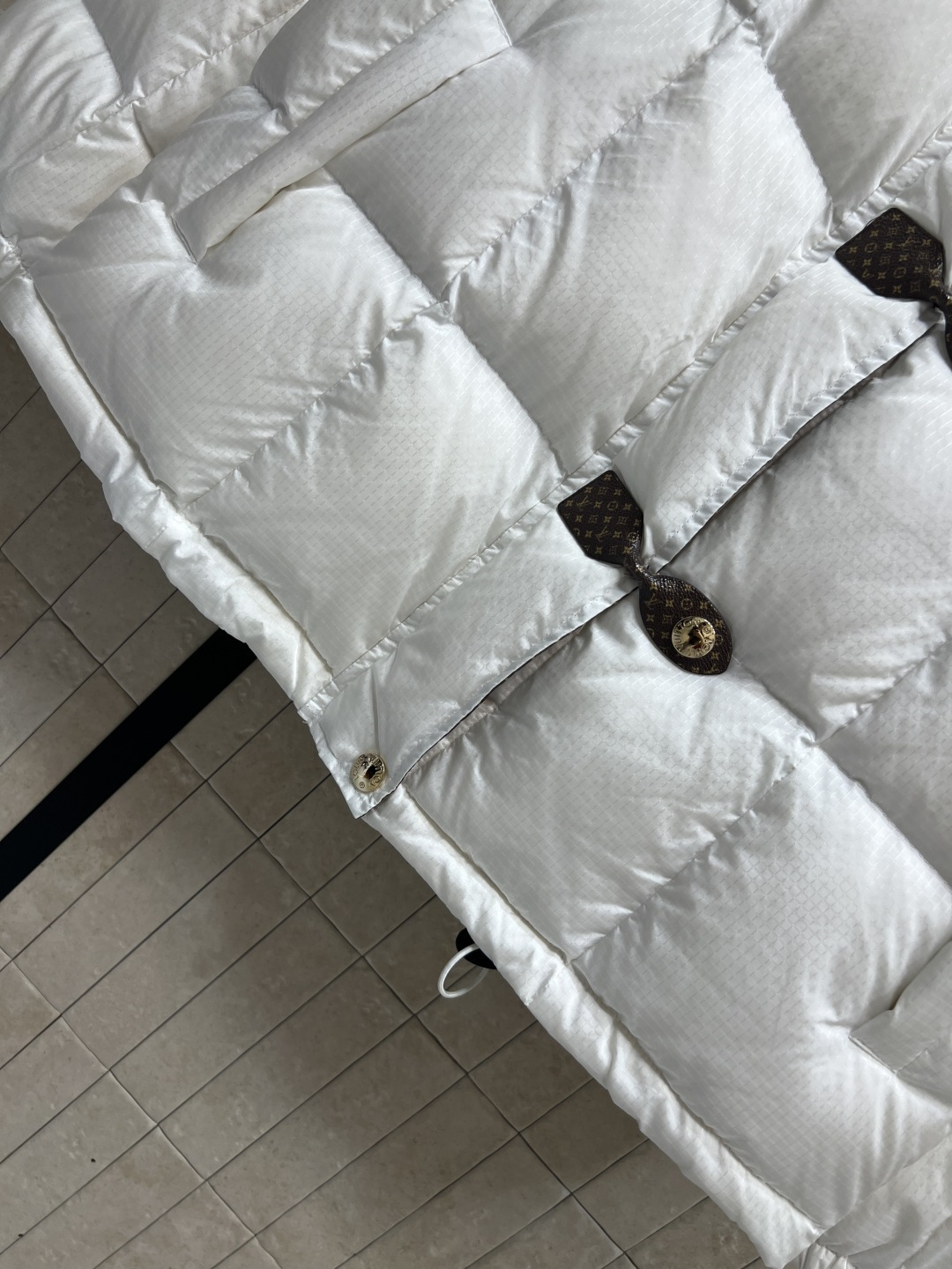 L家 25秋冬新款 老花皮扣立领羽绒服 定制细格纹面料内里国标90绒填充 轻盈又保暖滋 实用又有型 经典