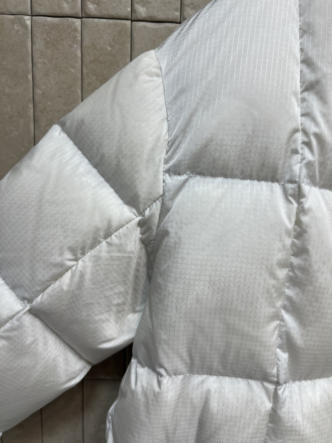 L家 25秋冬新款 老花皮扣立领羽绒服 定制细格纹面料内里国标90绒填充 轻盈又保暖滋 实用又有型 经典