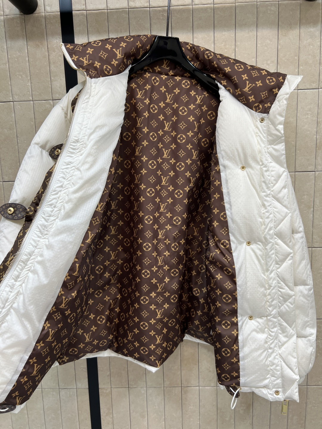 L家 25秋冬新款 老花皮扣立领羽绒服 定制细格纹面料内里国标90绒填充 轻盈又保暖滋 实用又有型 经典