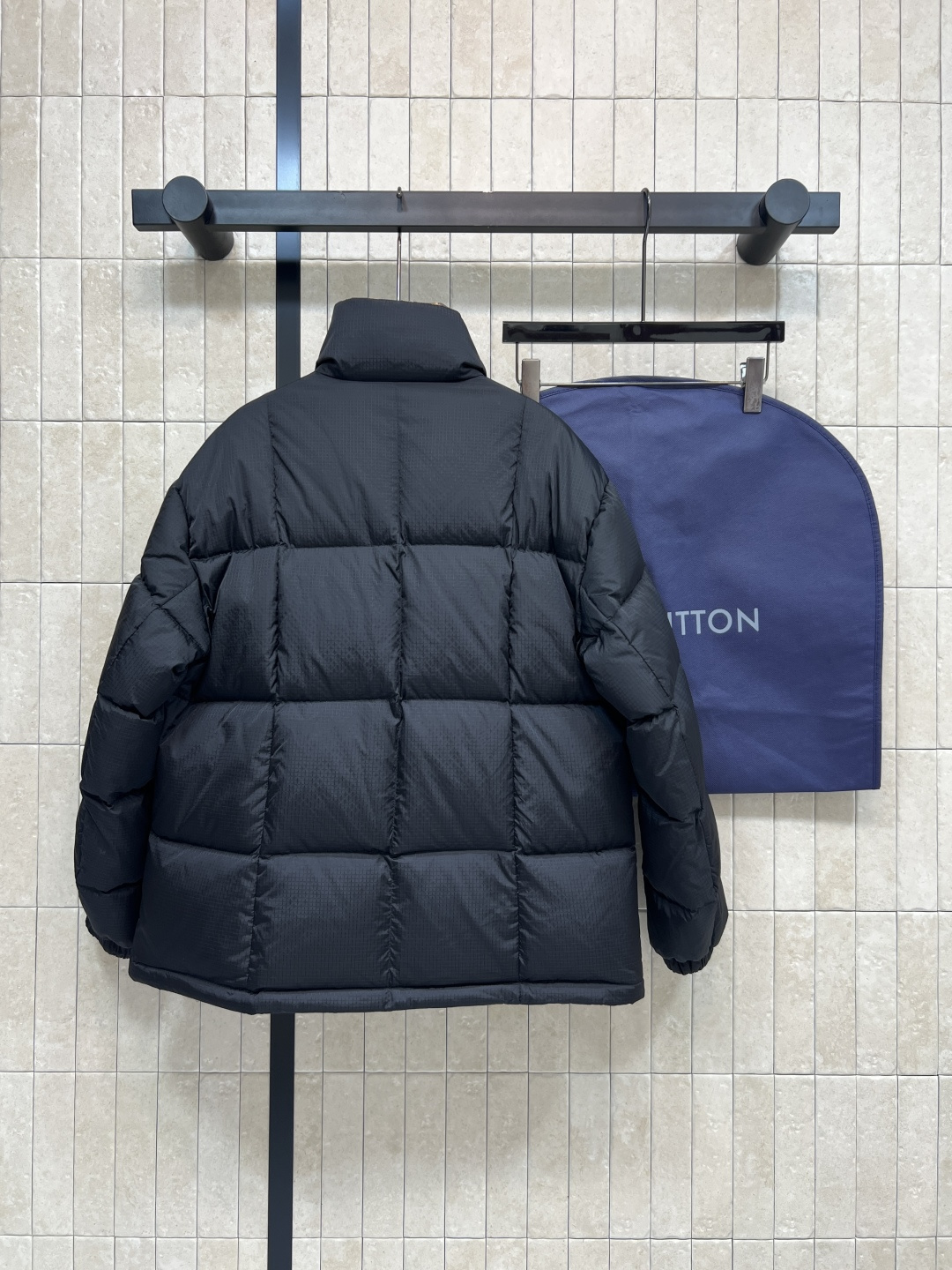 L家 25秋冬新款 老花皮扣立领羽绒服 定制细格纹面料内里国标90绒填充 轻盈又保暖滋 实用又有型 经典