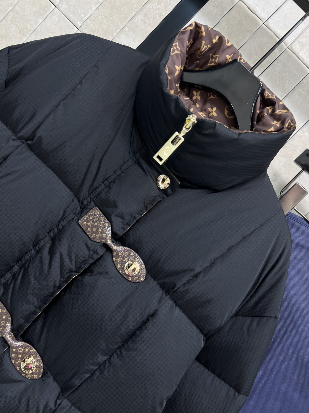 L家 25秋冬新款 老花皮扣立领羽绒服 定制细格纹面料内里国标90绒填充 轻盈又保暖滋 实用又有型 经典