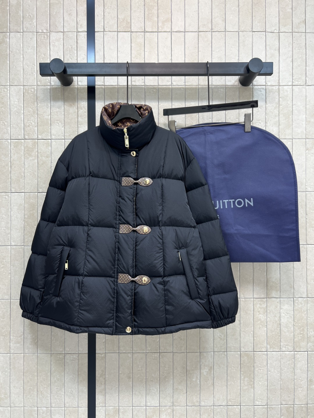 NO:568060,Comes with dust bag L Home 25 new autumn and winter style Presbyopic leather button stand collar down jacket Customized fine plaid fabric lining with national standard 90 down filling Lightweight and warm, practical and stylish Classic presbyopic leather buckle embellishment Presbyopic lining inside Full of brand feel Suitable for daily commuting or travel, warm and fashionable!  Delivery dust bag, two colors and three codes SML, louis vuitton, down jacket, alexander wang19860909配防尘袋L家 25秋冬新款 老花皮扣立领羽绒服 定制细格纹面料内里国标90绒填充 轻盈又保暖滋 实用又有型 经典老花皮扣点缀 里面老花内衬 品牌感十足 日常通勤或旅行都很适合 保暖又时髦！配送防尘袋 两色三码 SML,,louis vuitton,down jacket,alexander wang,Women's clothing