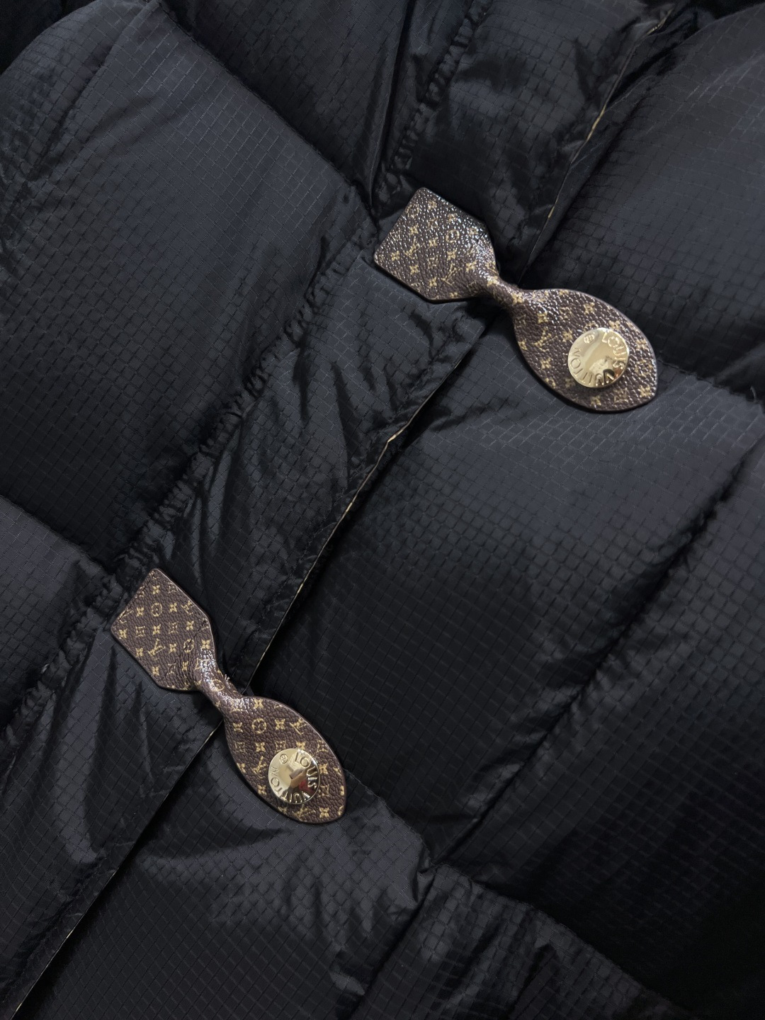 L家 25秋冬新款 老花皮扣立领羽绒服 定制细格纹面料内里国标90绒填充 轻盈又保暖滋 实用又有型 经典