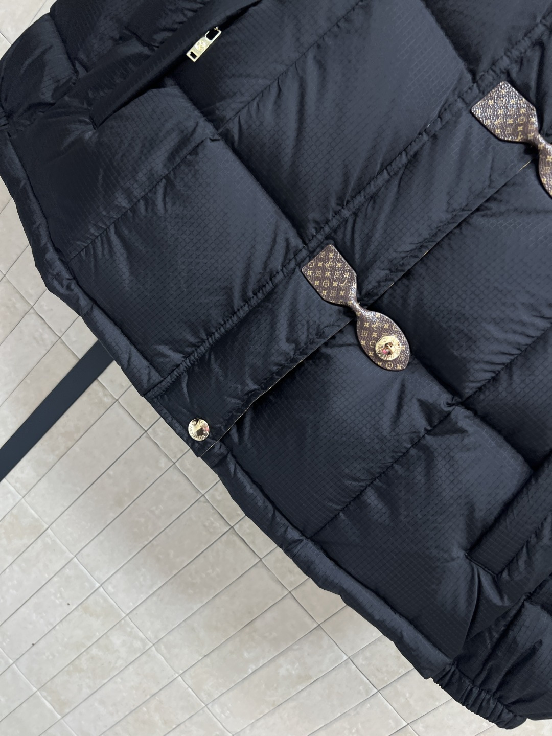 L家 25秋冬新款 老花皮扣立领羽绒服 定制细格纹面料内里国标90绒填充 轻盈又保暖滋 实用又有型 经典