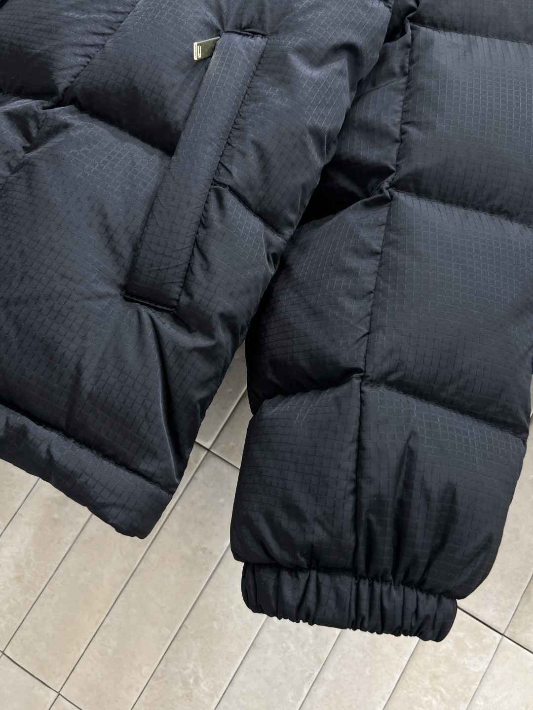 L家 25秋冬新款 老花皮扣立领羽绒服 定制细格纹面料内里国标90绒填充 轻盈又保暖滋 实用又有型 经典