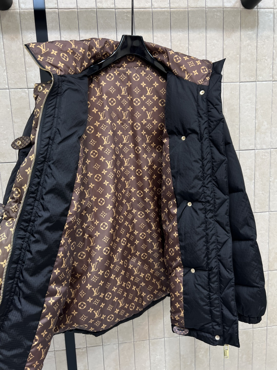 L家 25秋冬新款 老花皮扣立领羽绒服 定制细格纹面料内里国标90绒填充 轻盈又保暖滋 实用又有型 经典