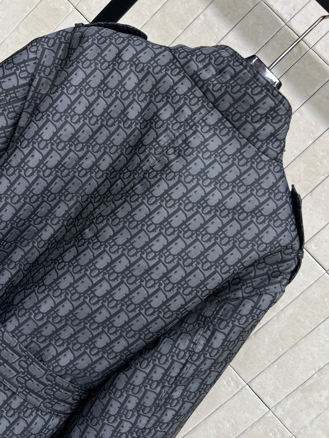 D家 25秋冬新款 D字母老花冲锋衣棉服 字母提花满印 奢华感满满！立领三粒扣点缀 搭配本布腰带收腰 穿