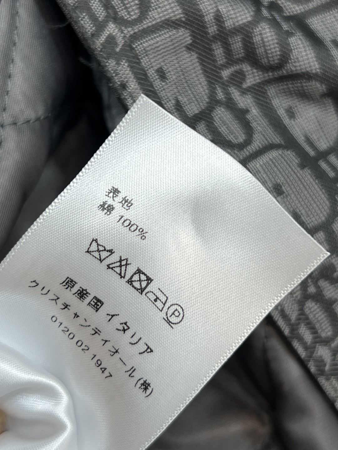 D家 25秋冬新款 D字母老花冲锋衣棉服 字母提花满印 奢华感满满！立领三粒扣点缀 搭配本布腰带收腰 穿