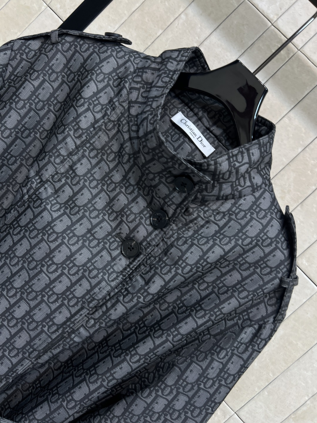 D家 25秋冬新款 D字母老花冲锋衣棉服 字母提花满印 奢华感满满！立领三粒扣点缀 搭配本布腰带收腰 穿