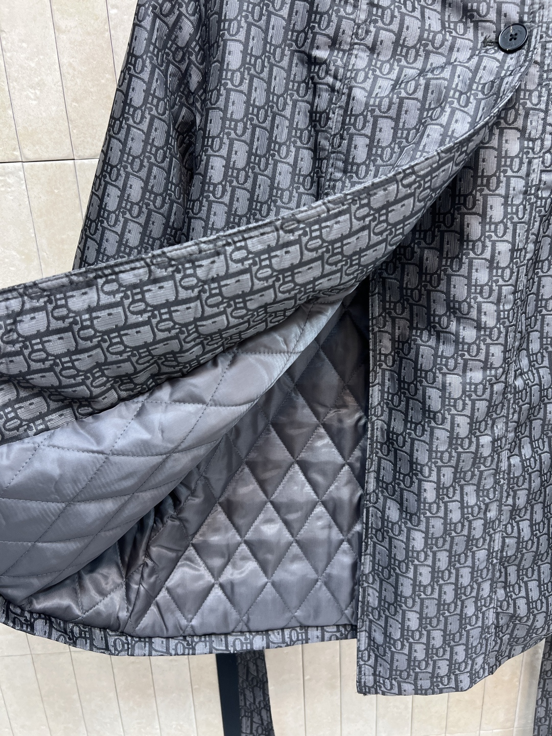 D家 25秋冬新款 D字母老花冲锋衣棉服 字母提花满印 奢华感满满！立领三粒扣点缀 搭配本布腰带收腰 穿