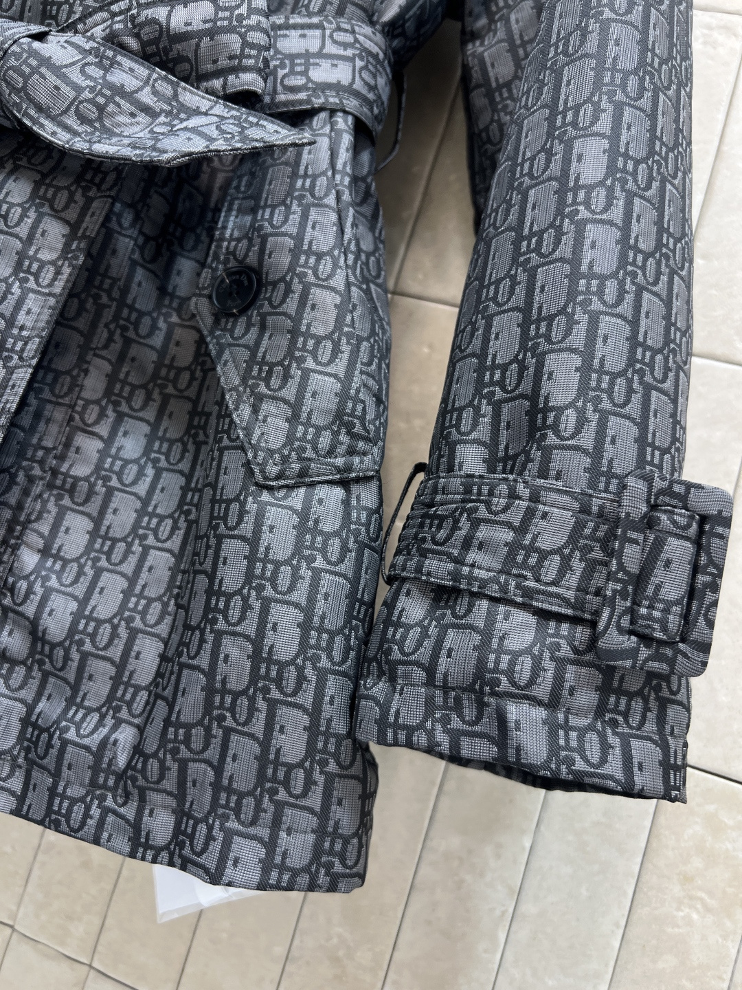 D家 25秋冬新款 D字母老花冲锋衣棉服 字母提花满印 奢华感满满！立领三粒扣点缀 搭配本布腰带收腰 穿