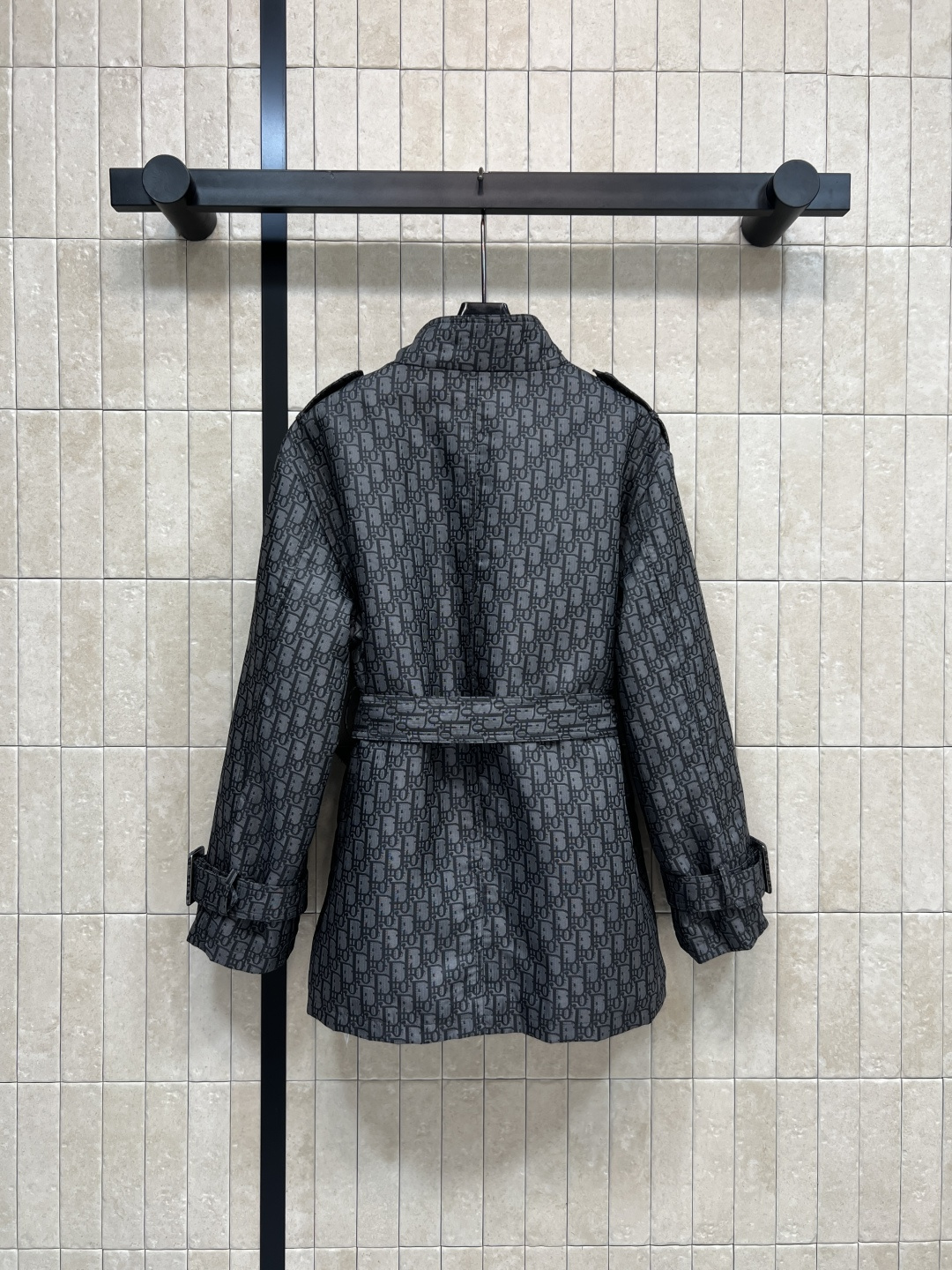 D家 25秋冬新款 D字母老花冲锋衣棉服 字母提花满印 奢华感满满！立领三粒扣点缀 搭配本布腰带收腰 穿