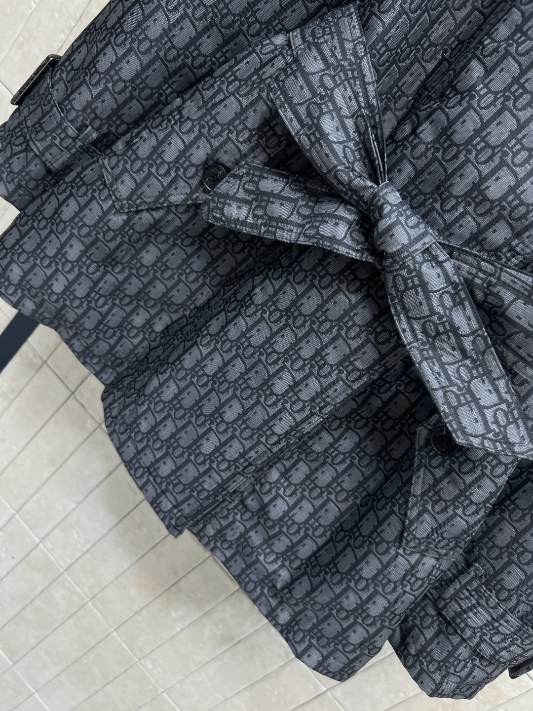 D家 25秋冬新款 D字母老花冲锋衣棉服 字母提花满印 奢华感满满！立领三粒扣点缀 搭配本布腰带收腰 穿